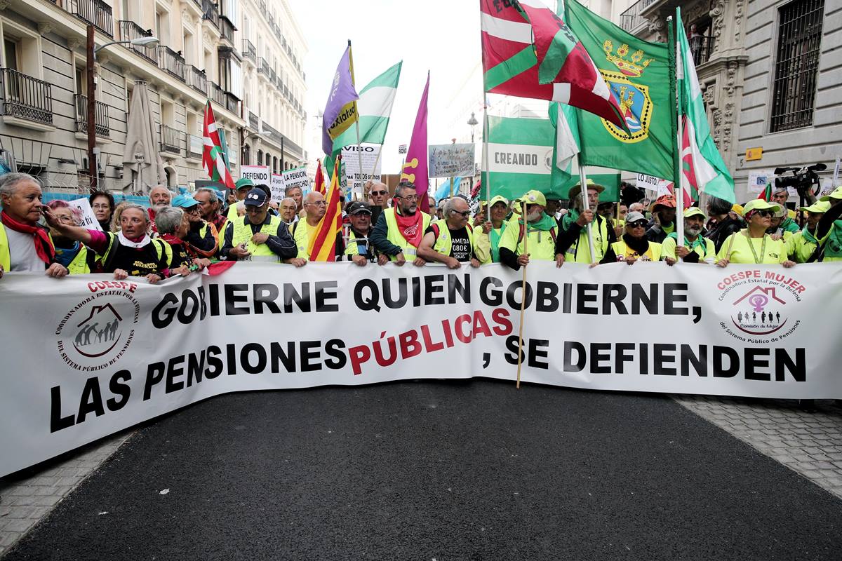 jmegia15's tweet photo. Siento una terrible impotencia al coincidir el problema catalan con la marcha historica por las pensiones.

QUE PENSIONISTAS  HAN IDO ANDANDO DESDE CADIZ Y BILBAO HASTA MADRID RECLAMANDO PENSIONES DIGNAS, QUE ES IMPORTANTE

#PENSIONISTASaMADRID16O #PensionesPublicasDignas https://t.co/DRR2sMr3V1