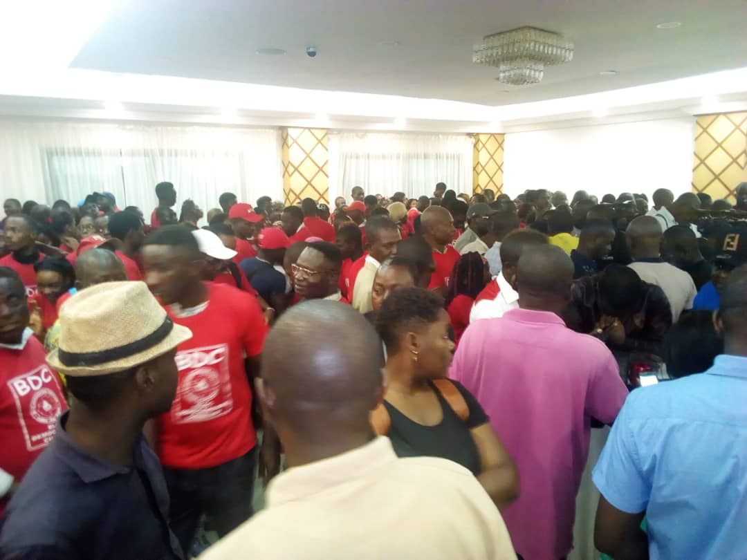 Le BDC de Guy Christian Mavioga célèbre les 10 ans de pouvoir de Son Excellence Ali Bongo Ondimba devant des centaines de militants dans un hôtel de la place. La fête fut belle avec la coupure du Gâteau.