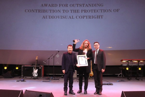 The Pingyao International Film Festival #PYIFF & @CISACnews honoured European filmmakers' efforts to support the adoption of the #CopyrightDirective. Filmmaker, @saabrussels Patron & former @webscam President Julie Bertuccelli received the award.
cisac.org/Newsroom/Artic…
