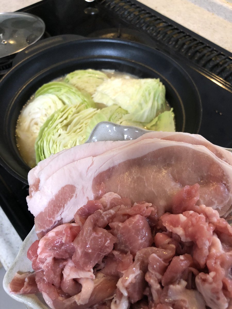 寒いので今夜のご飯は大好物のとんこつしょうゆ鍋。もやしとキャベツと豚肉たっぷり！ (*´﹃｀*)

今年もステマ漫画を再掲させてもらいます！押忍❗️❗️ 