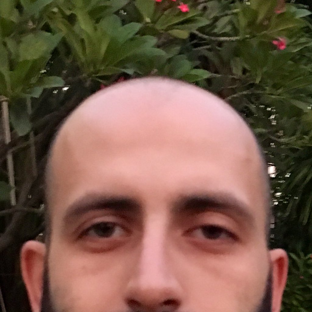 Juri me kineskinja pola sata oko bazena da mi uvali kapicu za plivanje. Konačno naiđe neko ko zna engleski i objasni mi kako su kapice obavezne da bi voda u bazenu ostala cista od dlaka.
1) delovi mene u bazenu
2) delovi koje pokriva kapica