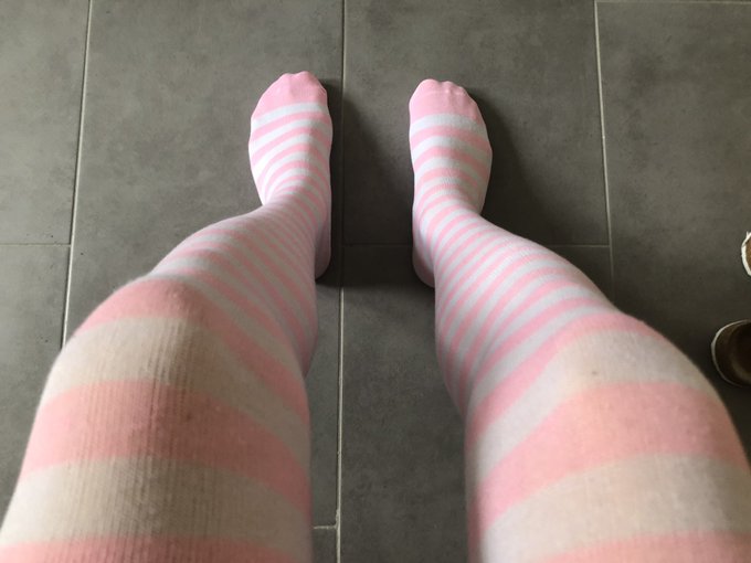 Second pair of knee socks. And there's a third one: black and white. 😁 https://t.co/Vbe1NGO33w<a href="/tag/cosplay"class="tags"><span>#cosplay</span></a><a href="/tag/rubyrose"class="tags"><span>#rubyrose</span></a><a href="/tag/rwby"class="tags"><span>#rwby</span></a><a href="/tag/crossplay"class="tags"><span>#crossplay</span></a>