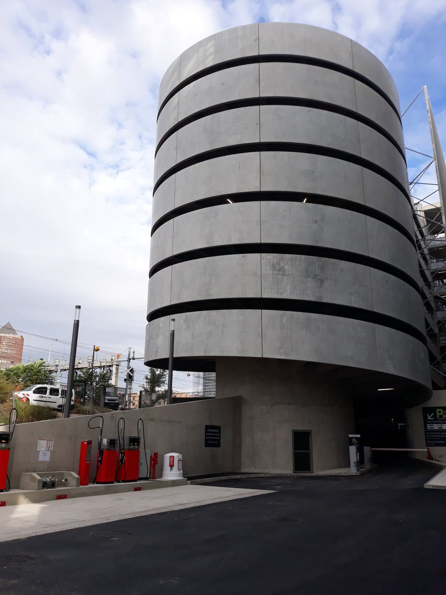 parkings_effia's tweet photo. 🍾🅿️gare #Lyon Part-Dieu: inauguration avec @ConnectGares du premier #parking #EFFIA 100% dédié aux enseignes de location de véhicules.720 places sur 8 niveaux avec tous les services pour l'activité des loueurs ⛽🚗 https://t.co/V2S6OwnBm0