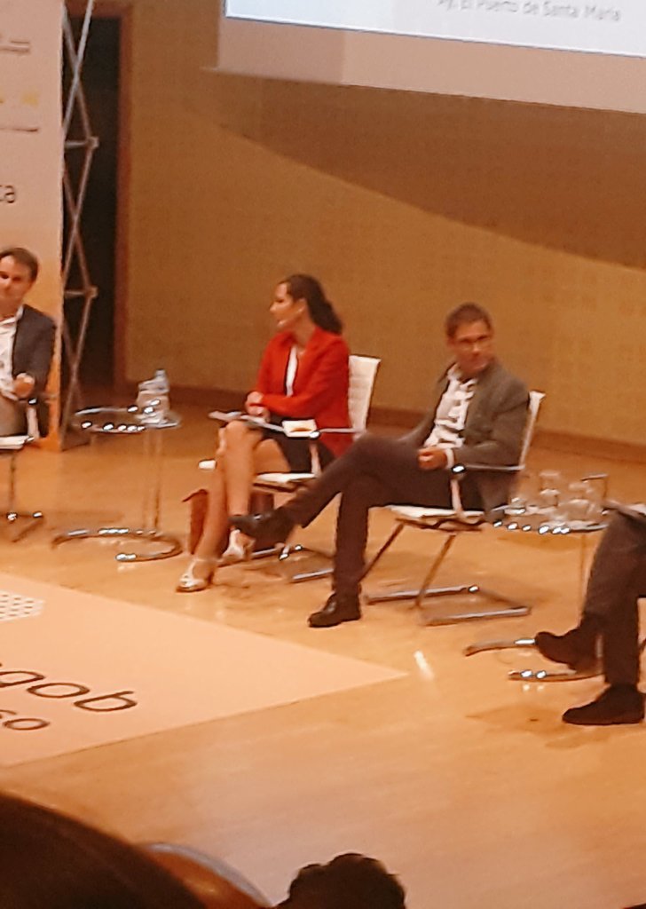Olgafl's tweet photo. @LoretoDelValle habla de la Red Corportativa de @AndaluciaJunta y su tracción en Andalucía dando servicio a más de 10.000 sedes #NovaGob2019 @EconomiaAnd @sandetel #RCJA https://t.co/yuN1VptHNr
