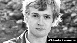 Четверть века назад в центре Москвы был взорван журналист Дмитрий Холодов, это дело всё ещё не раскрыто. Почитайте о том, как менялись официальные версии случившегося, почему из дела пропал чекистский след, кто из причастных к его расследованию погиб. 
svoboda.org/a/30220333.html