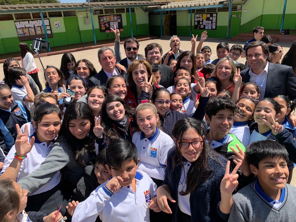 mcubillossigall's tweet photo. Felices de compartir  buenas noticias con comunidad educativa de la escuela Gómez Carreño de Viña del Mar, junto a @PepaHoffmann @chahuan @cotyreginato y @jmartinezvalpo Podrán recibir en marzo a los niños con su infraestructura renovada! #AprenderATiempo https://t.co/lWqasZ06V9