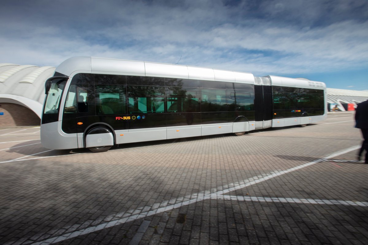 CleanHydrogenEU's tweet photo. Meet the bus of the year 2019: #Exqui.City18 #FuelCell. Clean, silent, comfortable, efficient & beautiful, it can be admired in operation in the city of Pau. It won the "Grand award bus 2019"& the"Ecology label" at #busworldeurope2019 today. https://t.co/wmNTB8Dr41