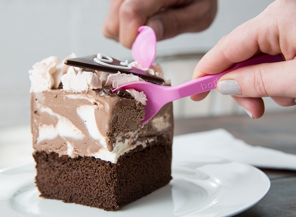 Sabemos que queremos todo el chocolate para ti, pero te garantizamos que nada te sacará una sonrisa como compartir. #BaskinRobbins #CeleBRa #ChocolateLovers #comidacasual #serviciorapido #RSR