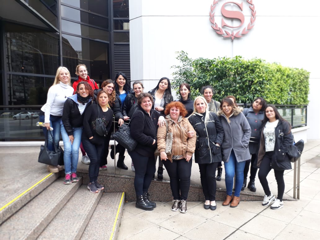 MoronProduccion's tweet photo. Las vecinas que participan del Curso de Panadería que llevamos adelante junto a @NaturgyAr, realizaron una visita a las cocinas del @SheratonAr, donde conocieron su funcionamiento profesional.

Ellas forman parte del programa Energía del Sabor que las forma en gastronomía. https://t.co/nkZbodgDcv