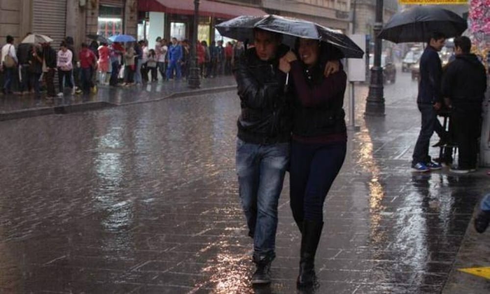 clases_mexico's tweet photo. #ExelenteJueves Les deseamos un excelente día. ¿Con este clima se antoja un cafecito caliente no? Les recomendamos taparse bien y usar paraguas pues se pronostican muchas lluvias el día de hoy. 🌂😬 https://t.co/8JGknagnTw