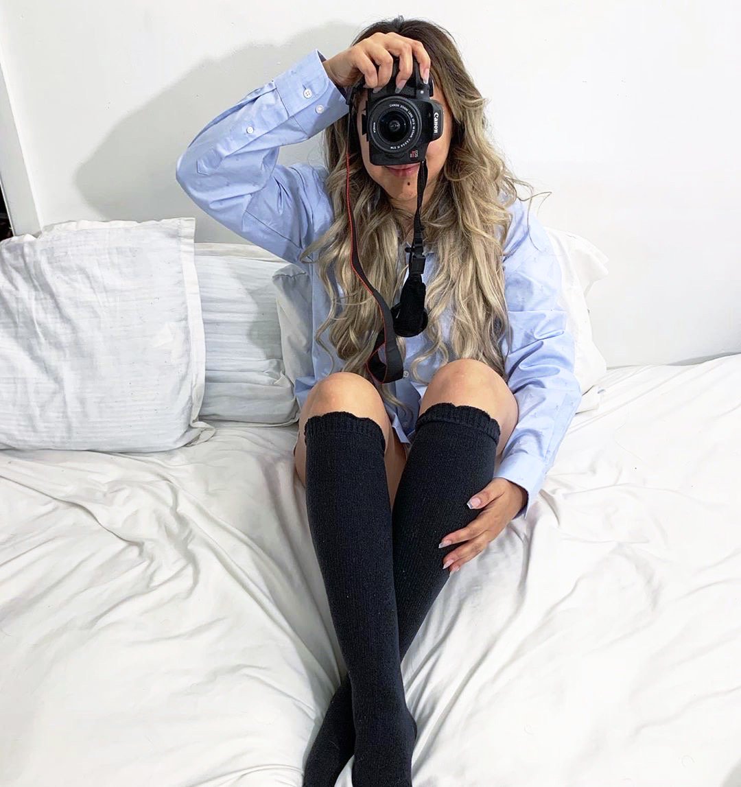 Picture perfect style &amp; comfort 📷

#kbellsocks #funfashionalways
📸: @shellysahi
.
.
.
#kbsocks #funfashion #funsocks #socksoftheday #pictureperfect #overthekneesocks #kneehighsocks #comfylooks #fallwear #fallfashioninspo #comfyandcozy #sockstyle #fashionsocks #snuggleweather