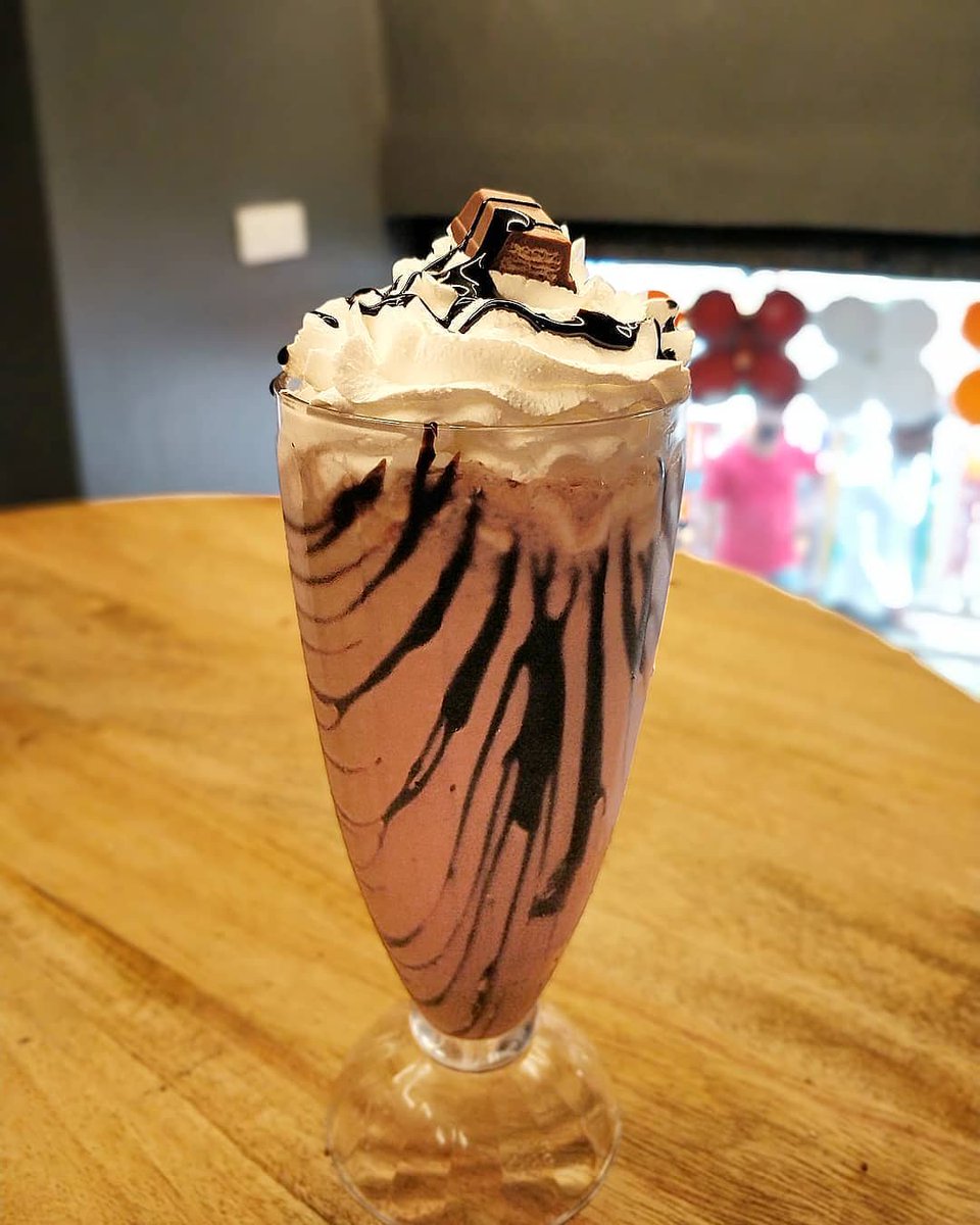 hungrito's tweet photo. Kitkat Shake 😍❤ from @the_chocolate_heaven_ahmedabad Perfectly Captured By: @fairytales_flavours_
.
#kitkatshake #chocolate https://t.co/mxS49yn7ll