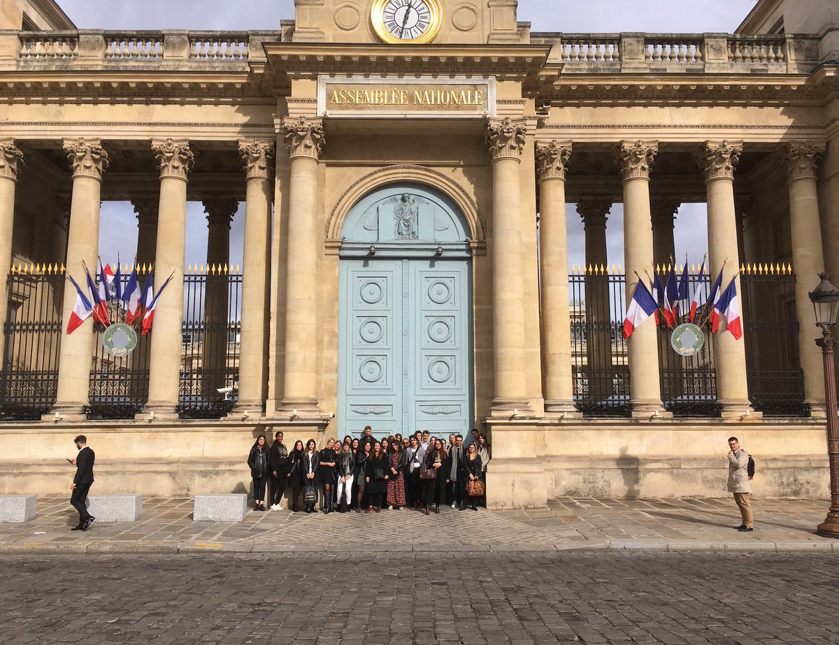 EFAP_'s tweet photo. Visite de l'@AssembleeNat avec les étudiants du MBA Spécialisé Communication Publique et Influence #MBACPI de l'EFAP !
Pour en savoir plus sur le #MBACPI : https://t.co/prHaAq1nSF https://t.co/J6cmWcXU4I
