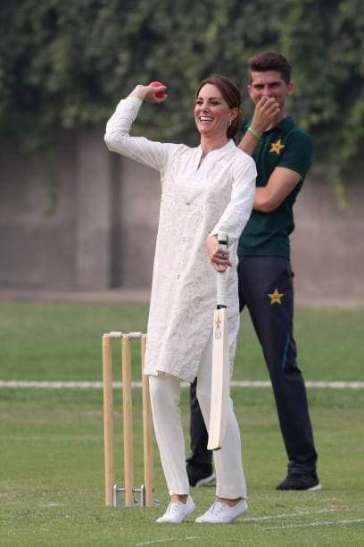 OMG! These are the cutest pictures ever. 
Loving the sight of #KateMiddleton and #William playing  #cricket? #RoyalVisitPakistan #RoyaltourPakistan