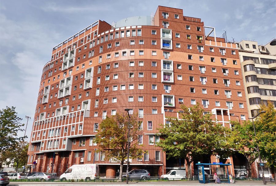 1001ViesHabitat's tweet photo. #1001Expertises┃Visite avec les étudiants en #urbanisme de l'@UGrenobleAlpes. Réhabilitée 30 ans après sa construction pour restaurer sa façade et améliorer ses performances thermiques, Les Coursives est un parfait exemple de #réhabilitation sur le patrimoine #1001ViesHabitat. https://t.co/ymh2YjyG2H