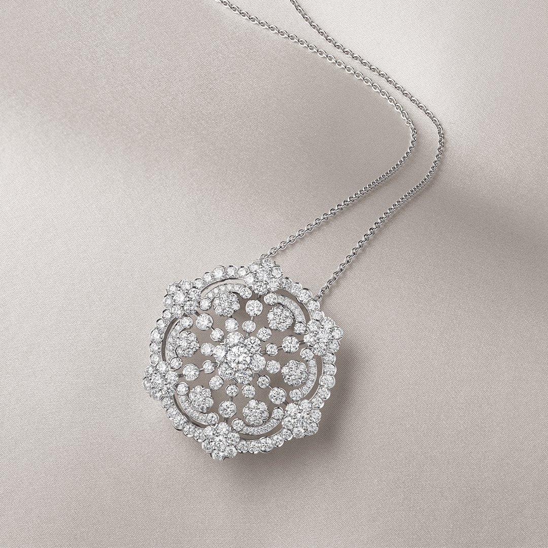 vancleefarpels's tweet photo. Diamonds or snowflakes? Both! Take a closer look at the Snowflake long necklace which can also be worn as a clip. #VCAsnowflake #HighJewelry #VanCleefArpels
https://t.co/6WcOiVMjgm https://t.co/i7iK2hX2Hf