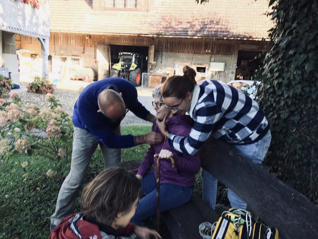 esz_emergency's tweet photo. Eine ungewöhnliche Location erwartete die Teilnehmer unseres #PHTLS Kurses: Traumatraining auf dem Bauernhof. 

#ESZ #Emergency #immereinenschrittweiter https://t.co/5OcZMy4ENm