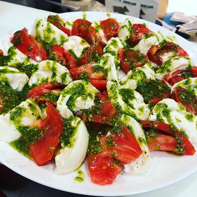 SurdyksCheese's tweet photo. We may have had to scrape car windows this morning but it doesn’t mean we’re ready to let go of fresh flavors like burrata, pesto, and tomatoes. Stop by during lunch to taste!
#surdyks #fall #fresh #burrata #tomato #tomatoes #heirloomtomatoes #pestobasil… https://t.co/8eifRI9EeJ https://t.co/jxQS44GrO8