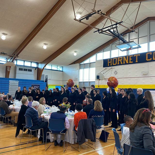 SalineHS's tweet image. Saline HS Chamber Choir kicking off the Foundation Fall Tip-off 
#Sascompass #shslearn @hornetprincipal @kirkevenson @stagershs @salinehsdean #fsas @foundationsas ift.tt/2nUeUhn
