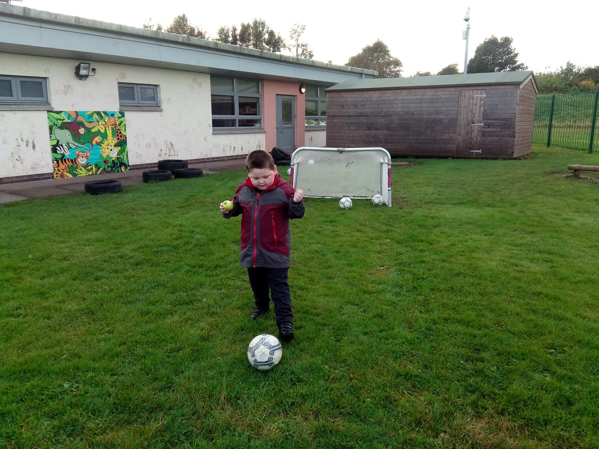 DundeeActiveSch's tweet photo. Great fun had by all at Kingspark family fun sessions. Thank you  @DundeeDragons @dundeeunitedpfc @gemmalumsdaine &amp; Madison for helping us with boccia! https://t.co/TdQfarq3Ba