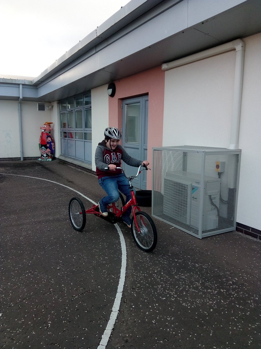 DundeeActiveSch's tweet photo. Great fun had by all at Kingspark family fun sessions. Thank you  @DundeeDragons @dundeeunitedpfc @gemmalumsdaine &amp; Madison for helping us with boccia! https://t.co/TdQfarq3Ba