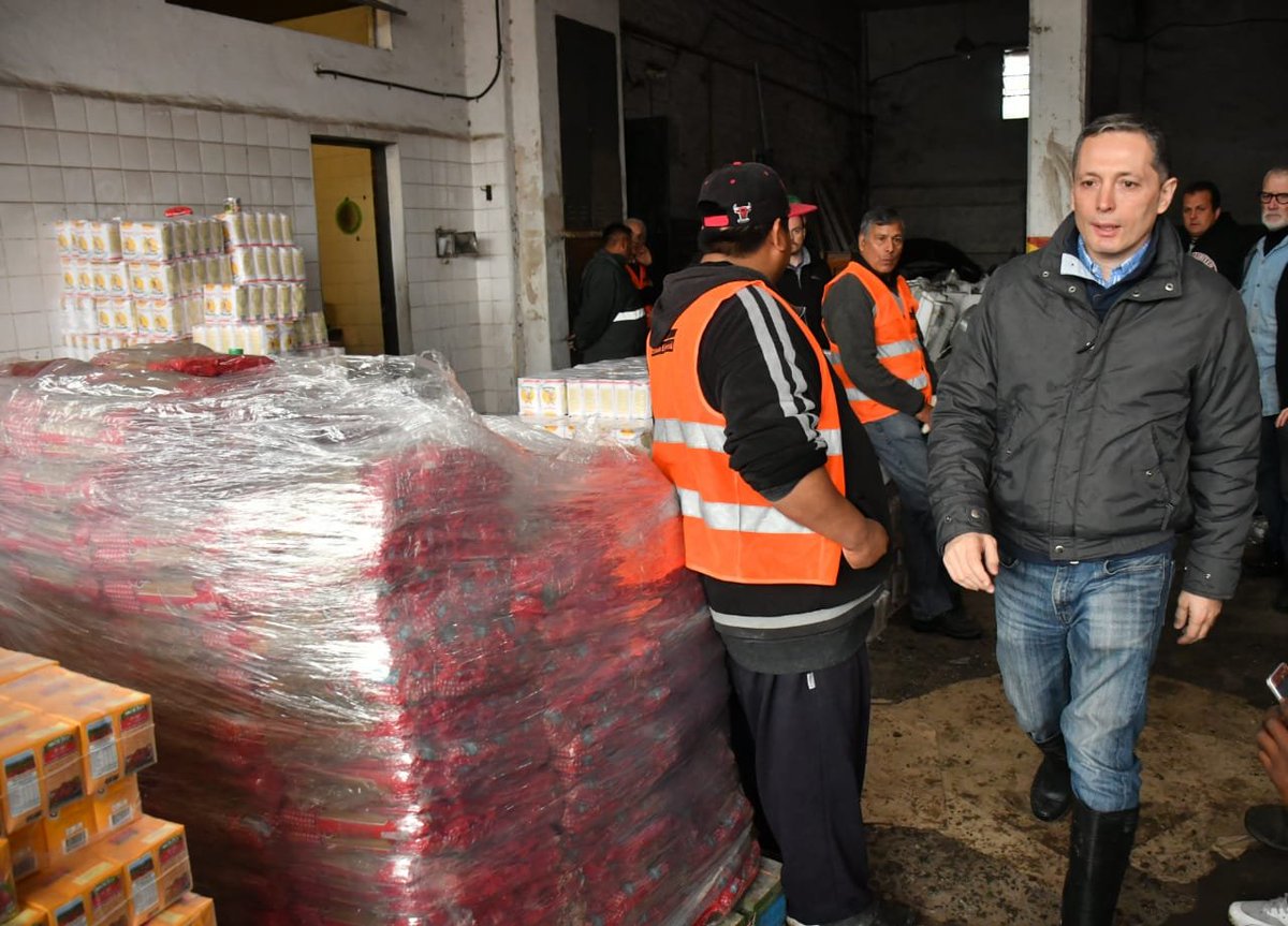 Recorriendo el Centro Logístico, allí tenemos la base desde la cual distribuimos alimentos, agua y otros elementos a las familias afectadas.
Todos los recursos municipales están a disposición para dar respuesta a la situación.
