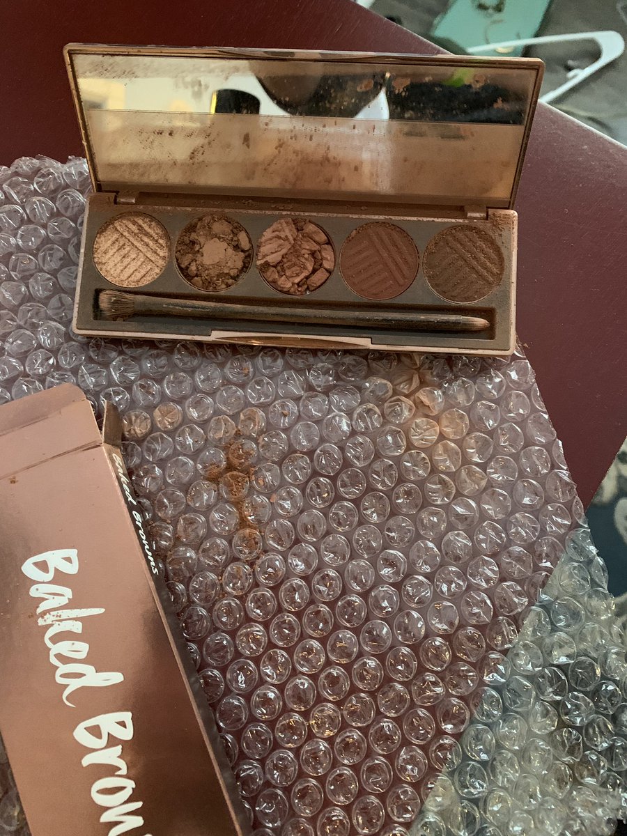 _sasstronaut_'s tweet photo. Disappointed is an understatement when I opened my @boxycharm this month and this was the sight. These are totally my shades!! 😭 I’ll try to reach out for a new palette but I am not optimistic... https://t.co/zkOCKZkpeT
