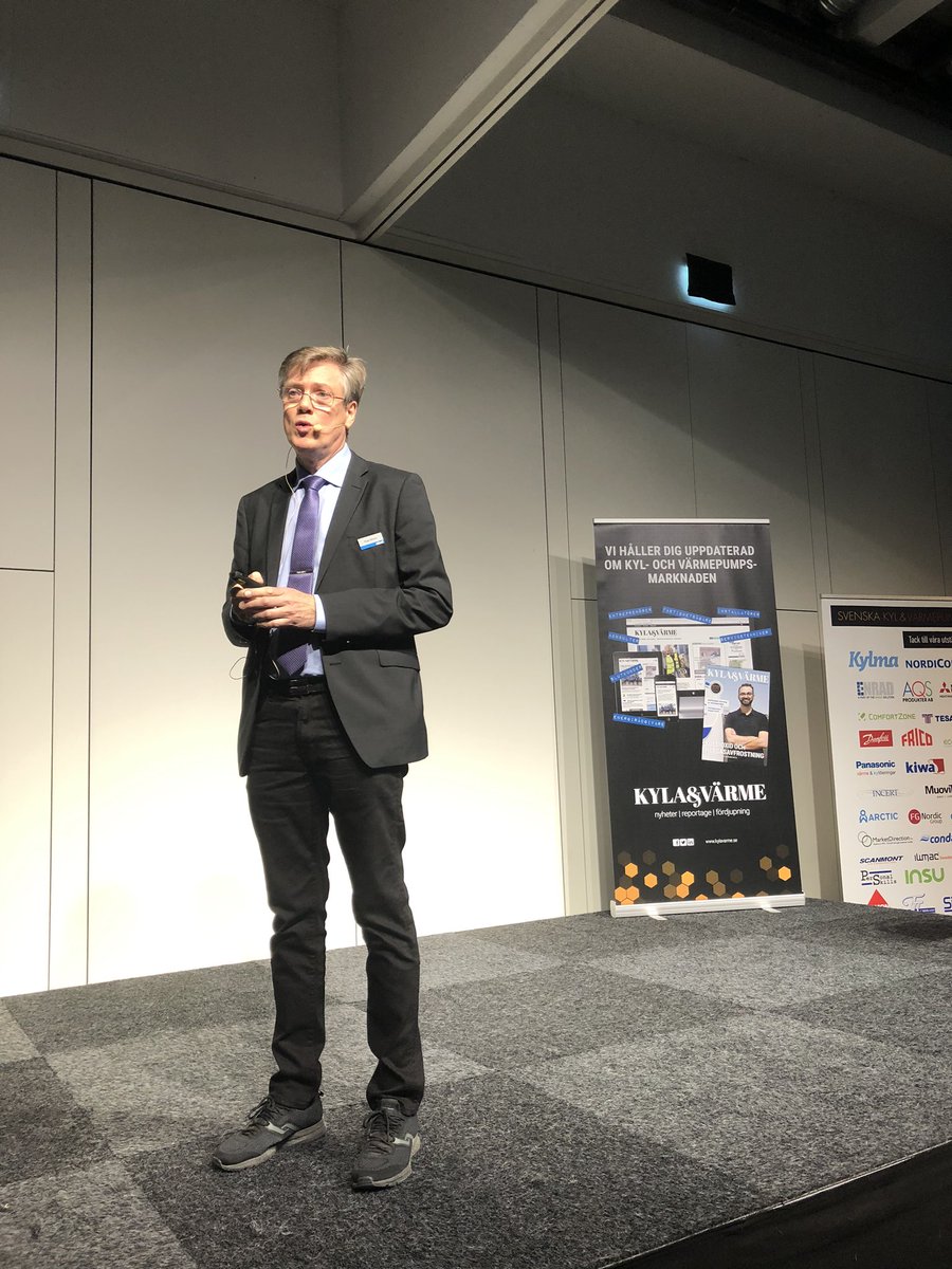Förutsättningar och begränsningar med nya köldmedier. Roger Wranér från Ahlsell ger sin syn på frågan unde Svenska Kyl &amp; Värmepumpdagen. En slutsats är att vi måste fortsätta verka för en övergång till naturliga köldmedier. #kvpdagen #kylavarme