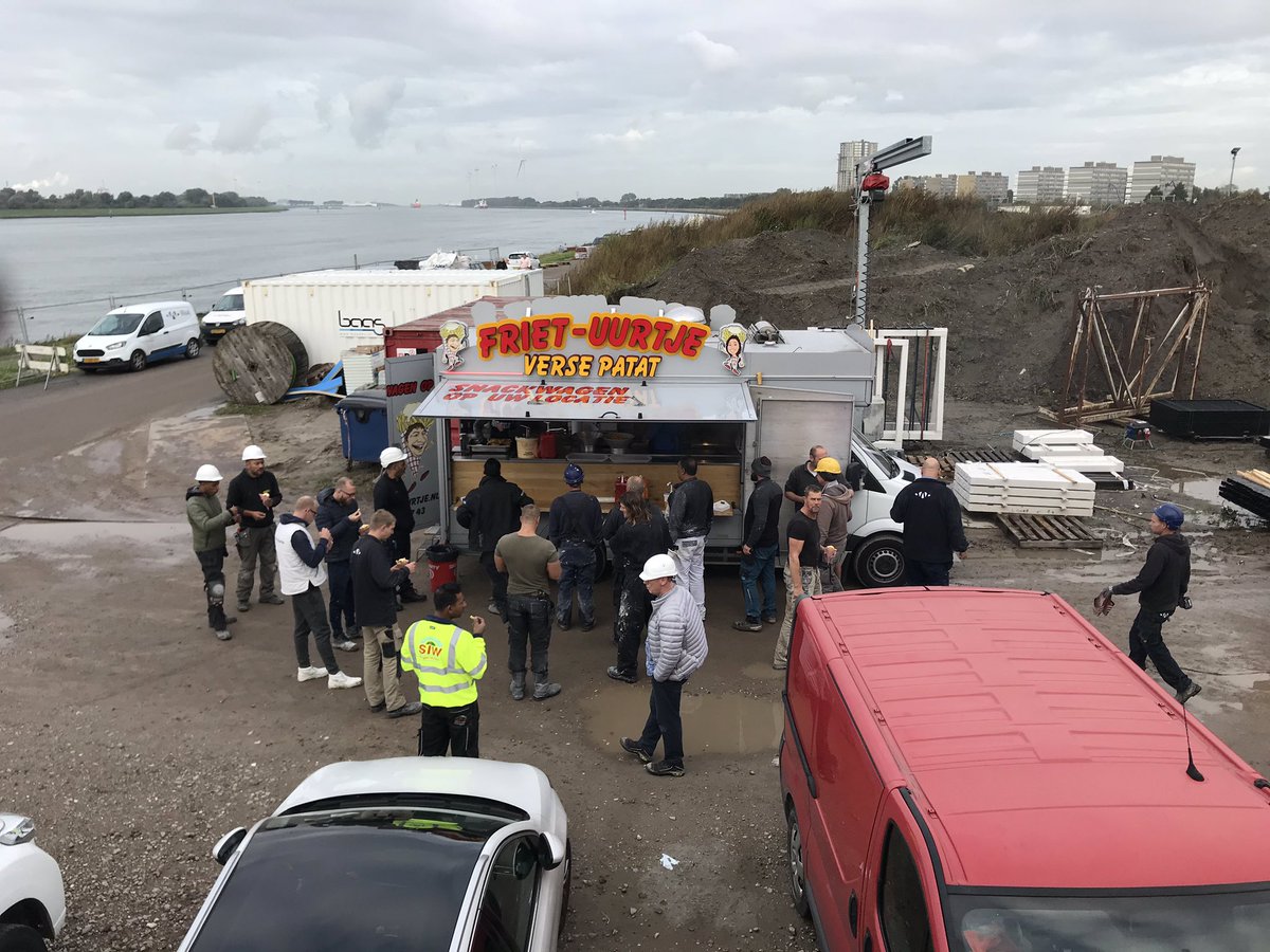 StijnenMatthias's tweet photo. Vandaag op het project Het Balkon Maassluis een patatkar! Even met elkaar stil staan bij het mooie werk dat we maken. @WaalBouw #Talent+ https://t.co/6VmEWPRSNg