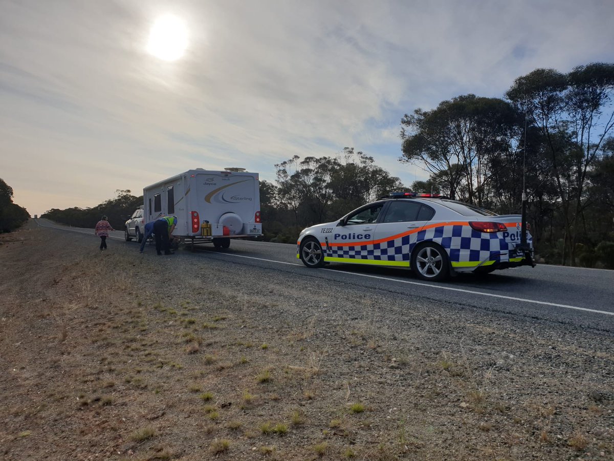 RoadPolicingWA's tweet image. Lending a hand on the Eyre Highway, when it goes wrong.  #whereismywheelgone #mbts2 @NorsemanPol