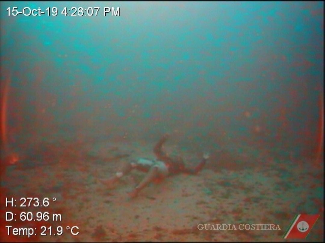 seawatchcrew's tweet photo. Ein Bild, das schmerzt. Es zeigt die bittere Realität, den Bodensatz der EU-Politik. Die erloschenen Leben – geografisch nah, aber weit weg vom Gewissen unserer sog. VertreterInnen – bleiben oft ungesehen, fremd, unbenannt. Möge dieses gesehen werden und uns zum Handeln bewegen. https://t.co/6six6v0J8J