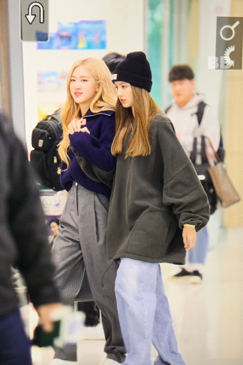 chaelisamusic's tweet photo. Chaelisa at the airport 😍 https://t.co/pJxxSAmeB3