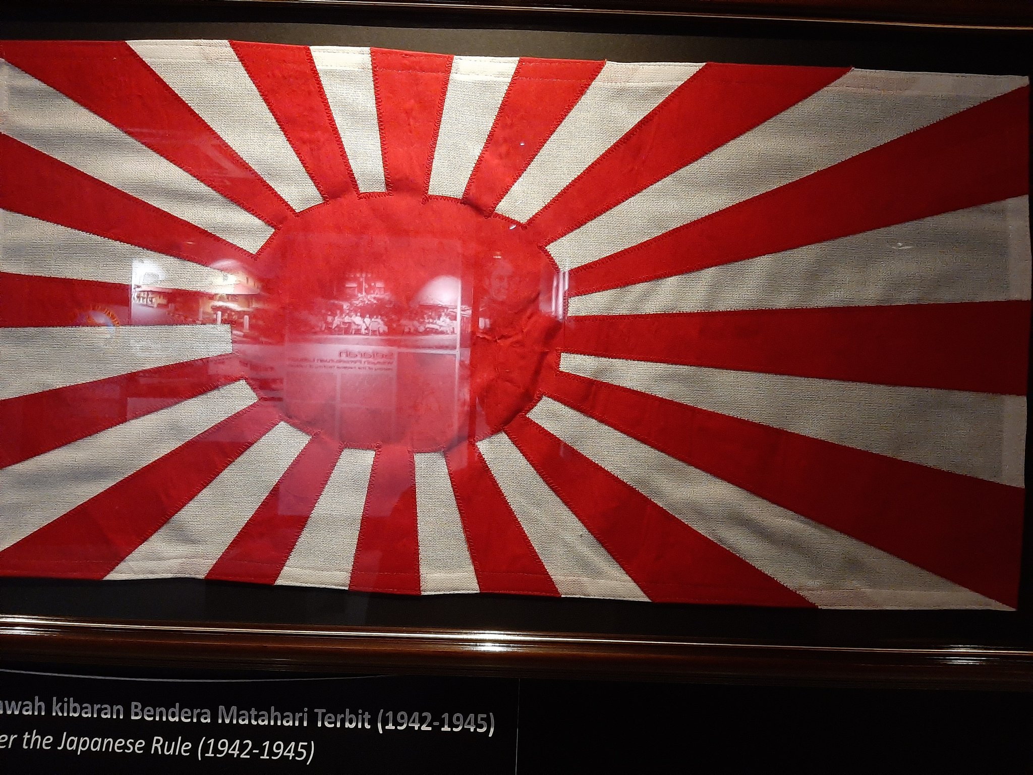Hiro ラブアンは昔日本が支配していたので その当時に旭日旗を使っていたのですな なんか少し前に オリンピックで旭日旗を使っても良い とか報道してたと思うが それは過去に支配していたマレーシアやインドネシアその他の国を冒涜するような