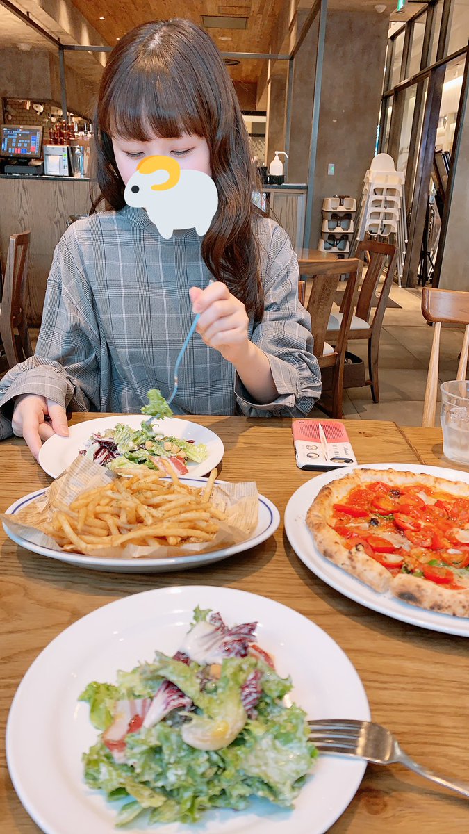 oyk_prfmoon's tweet photo. 昨日は美女が誘ってくれたLUCKY TAPESのライブでした。誘ってもらってから知ってめちゃくちゃ予習して聴いてたけどとても心地良い音楽でした。MCも楽しくて可愛くて、優しくてmoodyでカッコいいライブ。とても良いバンドを開拓しました。完璧な1日です。
#LUCKYTAPES
#actorreleasetour https://t.co/ODIM65GMnY