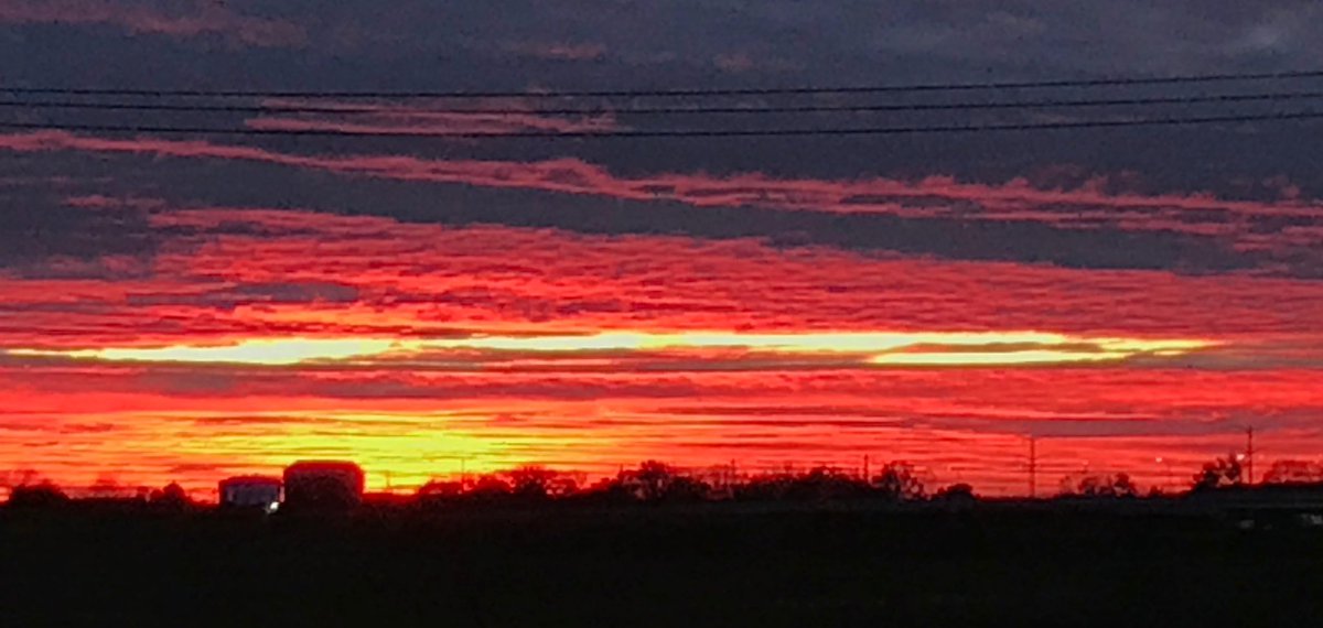 BeauDuran's tweet photo. From Kris Habermehl in @SpotHero #Mobile780 a gorgeous, colorful sunrise greets you as you his the road this Thursday morning. Up to the minute incidents and travel times on the 8s every 10 minutes on air @WBBMNewsradio and on the @Radiodotcom app. #ChicagoTraffic https://t.co/Y0hbbiNN0P