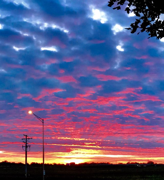 BeauDuran's tweet photo. From Kris Habermehl in @SpotHero #Mobile780 a gorgeous, colorful sunrise greets you as you his the road this Thursday morning. Up to the minute incidents and travel times on the 8s every 10 minutes on air @WBBMNewsradio and on the @Radiodotcom app. #ChicagoTraffic https://t.co/Y0hbbiNN0P