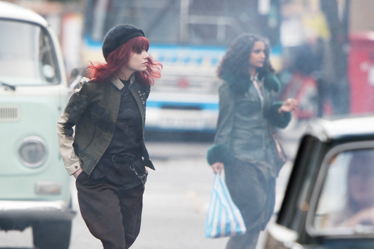EmmaStoneFanFr's tweet photo. #EmmaStone est de retour à Londres et a été photographiée sur le tournage de #Cruella (15.10.2019) : https://t.co/JJGHFOgXZ5 https://t.co/0YZnQQvsgA
