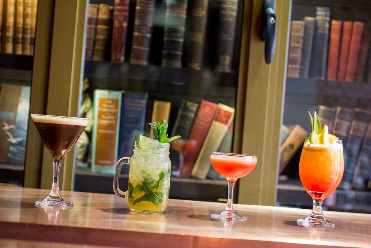 Why choose? Just bring your friends and enjoy cocktails to celebrate the weekend properly! 🍹🍸