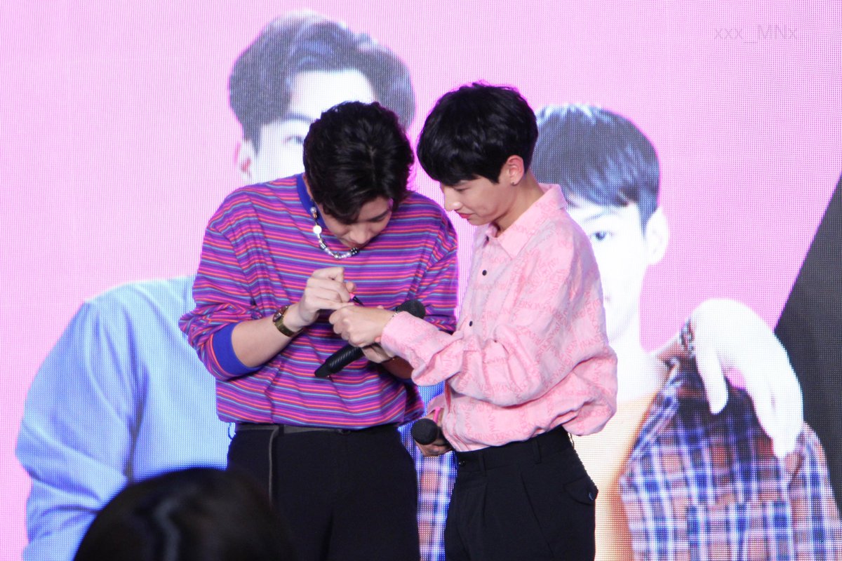 xxx_MNx's tweet photo. อะไรก็ไใ่รู้ จุ้กๆจิ้กๆกัน2คน

@off_tumcial @AtthaphanP 

#OffGunxMistine 
#ebmistine
#MistineBlackandBoy https://t.co/UZJkdkl5BG