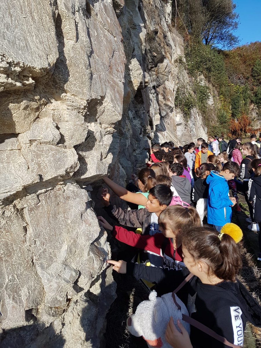 CEIP_de_CERVO's tweet photo. ⛰XeoRuta por Burela⛰ Hoxe coñecimos un pouco máis a nosa contorna, analizando as rochas máis comúns e visitando sitios preciosos. Mirade 👀 #xeoruta #descubrindoburela #concellodeburela #concellodecervo #voznatura #bibliotecasescolares https://t.co/LUnSoxqxu9
