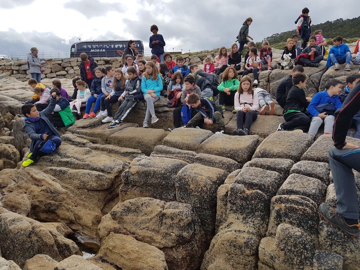 CEIP_de_CERVO's tweet photo. ⛰XeoRuta por Burela⛰ Hoxe coñecimos un pouco máis a nosa contorna, analizando as rochas máis comúns e visitando sitios preciosos. Mirade 👀 #xeoruta #descubrindoburela #concellodeburela #concellodecervo #voznatura #bibliotecasescolares https://t.co/LUnSoxqxu9