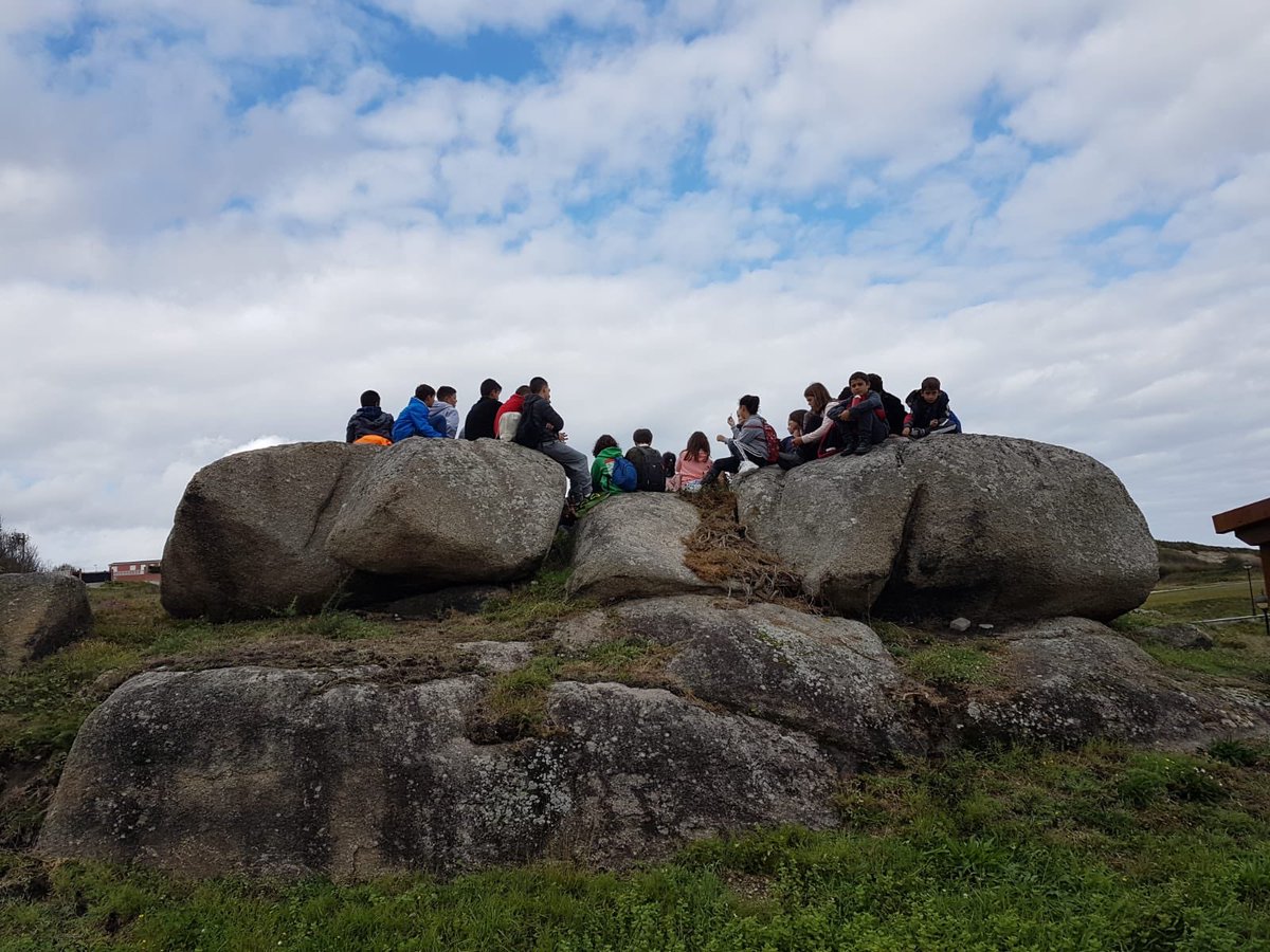 CEIP_de_CERVO's tweet photo. ⛰XeoRuta por Burela⛰ Hoxe coñecimos un pouco máis a nosa contorna, analizando as rochas máis comúns e visitando sitios preciosos. Mirade 👀 #xeoruta #descubrindoburela #concellodeburela #concellodecervo #voznatura #bibliotecasescolares https://t.co/LUnSoxqxu9