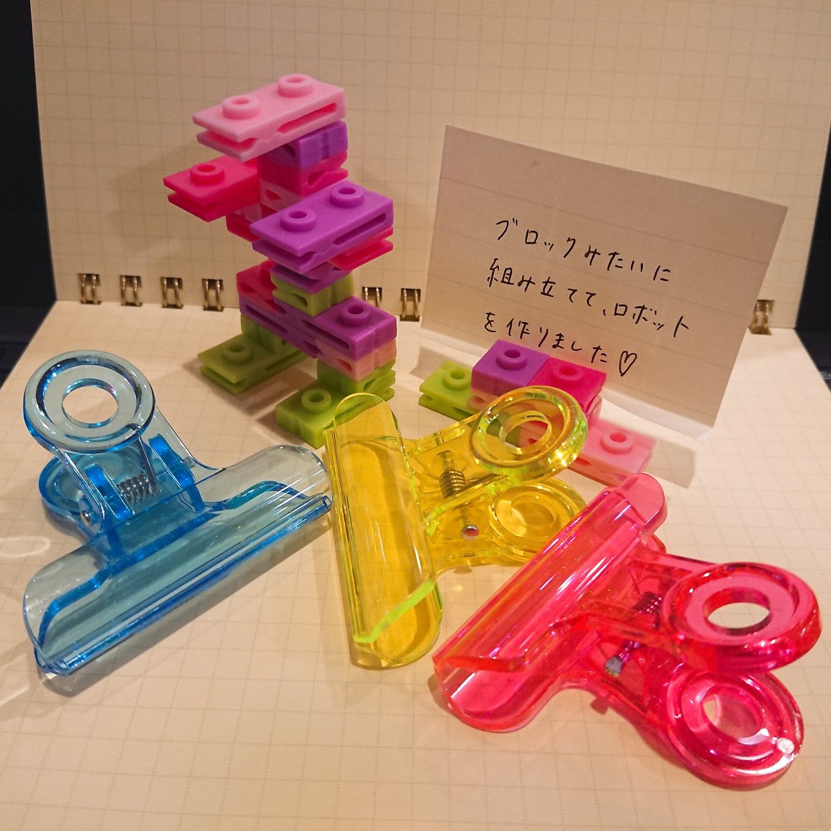 文具女子博 Na Twitteru 最近机回りの紙類の整理に困っていたのでクリップを探しにいったところかわいいクリップ を発見 見た目はブロックみたいですが先っぽはきちんと紙を挟めるようになっているんです アクリルタイプのクリップもカラフルで気分もあがりそうです