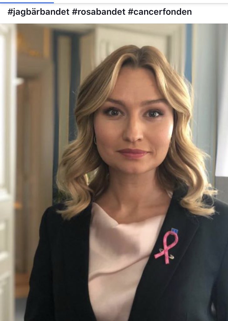 Ebba Busch Thor har burit rosa bandet hela oktober och instagrammat flitigt. Tråkigt att hon inte informerar sina följare om att KD vill återinföra avgifterna för mammografi. Det kommer sannolikt innebära att färre kvinnor genomför den så livsviktiga screeningen.
