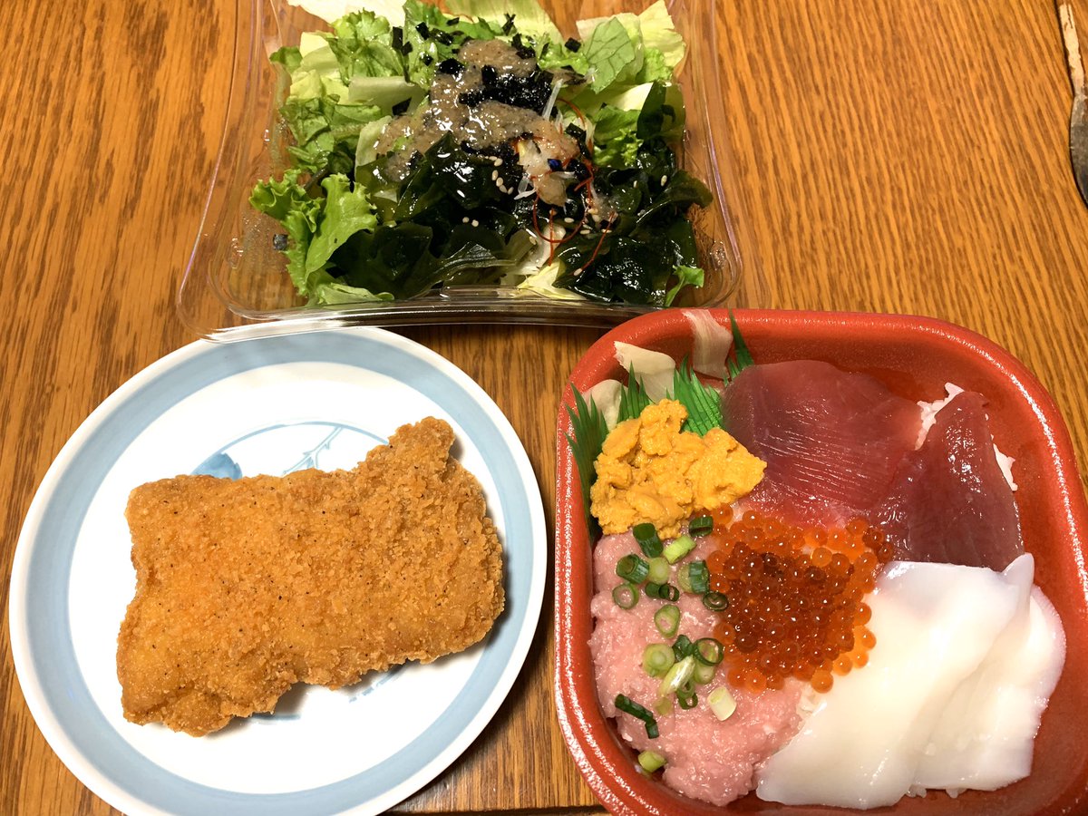 し び ただいま 今日の晩ごはん 魚市場丼 ファミチキ チョレギサラダ おうちごはん おうちごはん部 夕食 晩ごはん お酒 お酒の肴 つまみ 料理好きな人と繋がりたい 美味しい 料理