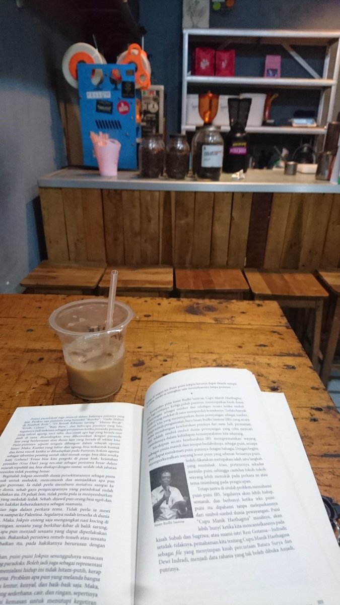 Telah kubuka setiap jendela
Kusingkap juga tiap kordennya
Kuintip rasa siapa saja
Ternyata,bayangmu memang sudah tk ada