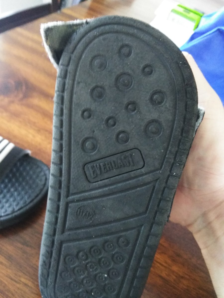 mjoo0482's tweet photo. Help @Everlast_ just bought these two weeks ago for my son and mange to break off while walking at the mall. https://t.co/KwadJrvujK