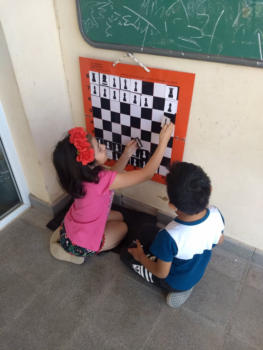 El ajedrez es maravilloso para los niños , por los enormes beneficios que ofrece como herramienta educativa . Estámos todos los sábados de 9 a 13 hs con Escuelas Abiertas  <a href="/patriciapinasco/">Patricia Pinasco</a> <a href="/matiaszaki16/">Ezequiel Nuñez</a> <a href="/fguillesaavedra/">GUILLERMO SAAVEDRA</a> <a href="/SebahugoBonduri/">Sebastián Bonduri</a> <a href="/angelicasosa006/">Angé.so</a> <a href="/UrtubeyJM/">Juan Manuel Urtubey</a> <a href="/Pablokosiner/">Pablo Kosiner</a>