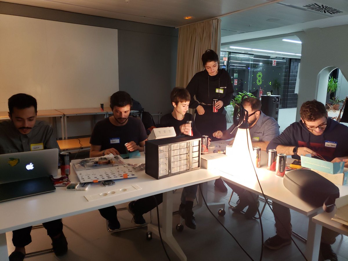 hardwarehacklab's tweet image. Last night&apos;s crowd at  #HardwareHackLab #Barcelona was mostly focused on electronics and playing around with #arduino kits.

Join us in two weeks for the next session.