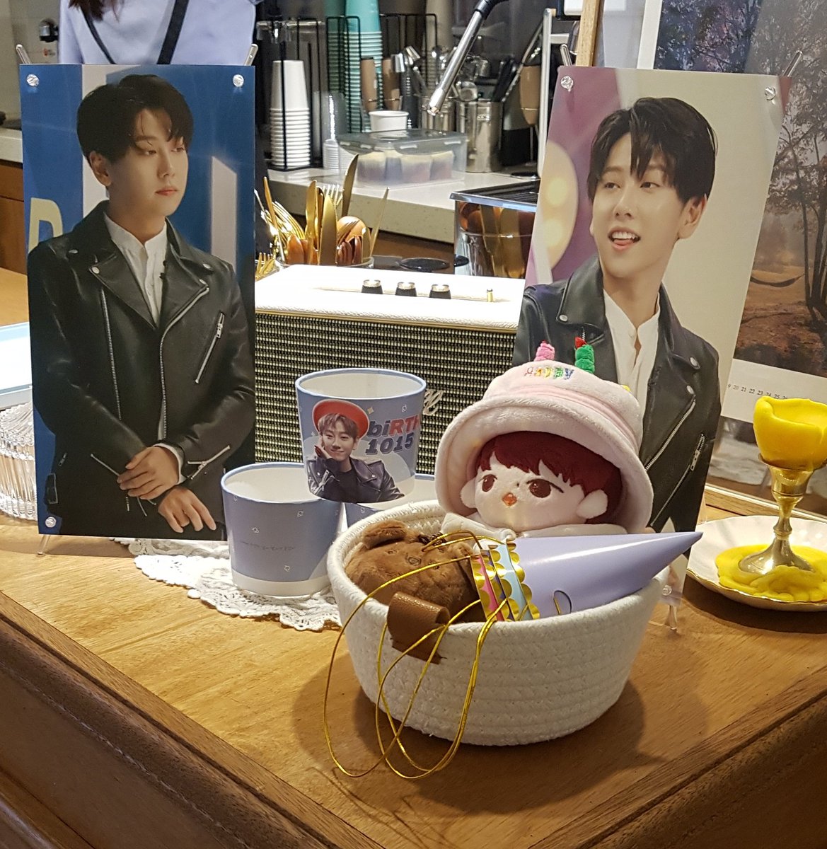 sg02118's tweet photo. 191016 효니투어2
홍대 커피볶는 김대리
김대리도 사람이없어 혼자 효니 생일파티를했죠..😄
효니얼굴 실컷 봤답니당
케이크는 다람쥐에게 미안해를 외치며 맛있게..냠냠
@HBD_RTH
#노태현 #ノテヒョン  
#ROHTAEHYUN
#ROHTAEHYUN_PARTY 
#HAPPY_TAEHYUN_DAY
#람쥐대장_27번째_잔칫날 https://t.co/tp2nsUqWh4